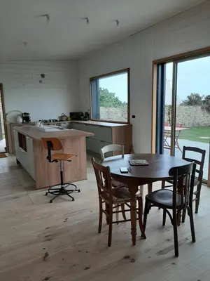Cuisine ou kitchenette dans l'établissement Maison en bois vue sur mer en Bretagne 5 couchages