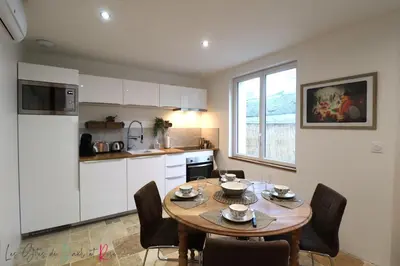Cuisine ou kitchenette dans l'établissement Les Gites de Mael et Rose