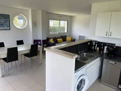 Cuisine ou kitchenette dans l'établissement Appartement avec terrasse, WIFI à 100m de la plage à Trébeurden - FR-1-368-424