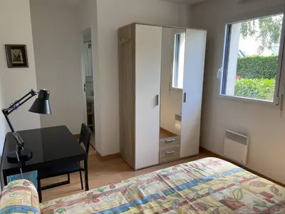 Un ou plusieurs lits dans un hébergement de l'établissement Appartement avec terrasse, WIFI à 100m de la plage à Trébeurden - FR-1-368-424
