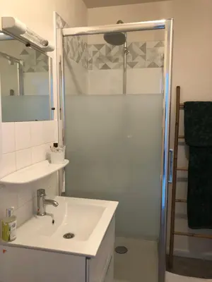 Salle de bains dans l'établissement Appartement proche des plages
