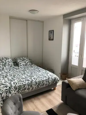 Un ou plusieurs lits dans un hébergement de l'établissement Appartement proche des plages