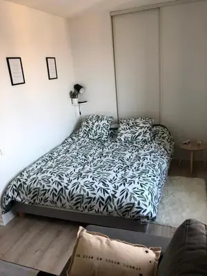 Un ou plusieurs lits dans un hébergement de l'établissement Appartement proche des plages