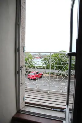Balcon ou terrasse dans l'établissement La Maison du Port, vue mer, jardin et parking