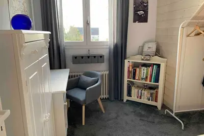 Bibliothèque dans la maison de vacances
