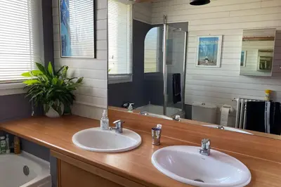 Salle de bains dans l'établissement Maison Molière