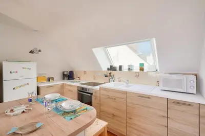 Cuisine ou kitchenette dans l'établissement 1er étage, jardin partagé pour 4 à 300m de la plage
