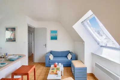 Coin salon dans l'établissement 1er étage, jardin partagé pour 4 à 300m de la plage