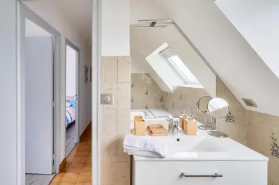 Salle de bains dans l'établissement 1er étage, jardin partagé pour 4 à 300m de la plage