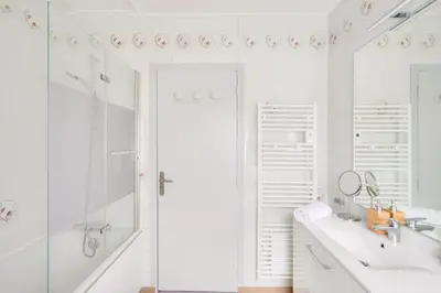 Salle de bains dans l'établissement Belle maison pour 7 à 300m de la plage au Guilvinec