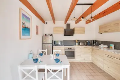 Cuisine ou kitchenette dans l'établissement Belle maison pour 7 à 300m de la plage au Guilvinec