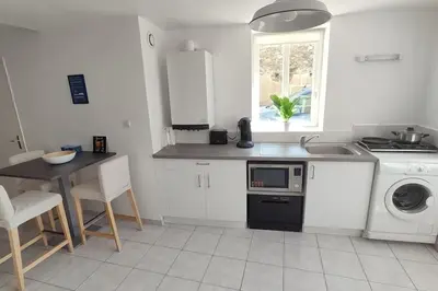 Cuisine ou kitchenette dans l'établissement Roscoff 2 pièces classé 2 étoiles et terrasse centre historique