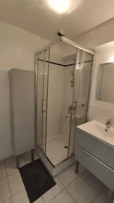 Salle de bains dans l'établissement Roscoff 2 pièces classé 2 étoiles et terrasse centre historique