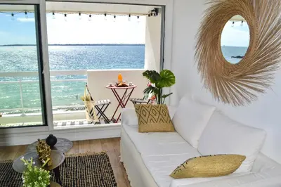 Coin salon dans l'établissement -Le Phare- Front de mer a Concarneau avec balcon