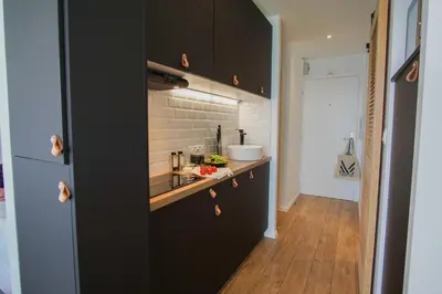Cuisine ou kitchenette dans l'établissement -Le Phare- Front de mer a Concarneau avec balcon