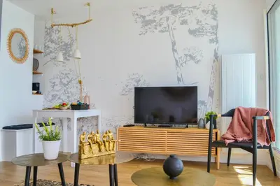Télévision ou salle de divertissement dans l'établissement -Le Phare- Front de mer a Concarneau avec balcon
