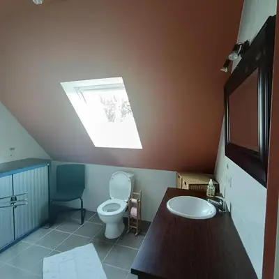 Salle de bains dans l'établissement Maison proche de la mer