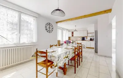 Cuisine ou kitchenette dans l'établissement Amazing Apartment In Kerlouan With Wifi