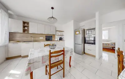 Cuisine ou kitchenette dans l'établissement Amazing Apartment In Kerlouan With Wifi