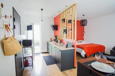 Cuisine ou kitchenette dans l'établissement -PICCO ROSSO- Studio avec terrasse- Concarneau