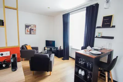 Télévision ou salle de divertissement dans l'établissement -PICCO ROSSO- Studio avec terrasse- Concarneau