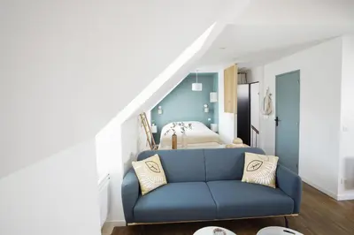 Coin salon dans l'établissement -PICCO BIANCO-Studio entierement renove-Concarneau