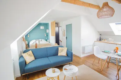 Coin salon dans l'établissement -PICCO BIANCO-Studio entierement renove-Concarneau
