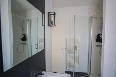 Salle de bains dans l'établissement -HANNAH- Joli cocon avec vue sur la ville-close