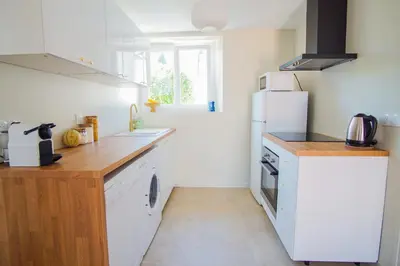 Cuisine ou kitchenette dans l'établissement -LE SENTIER- Elegant T3 avec jardin proche mer