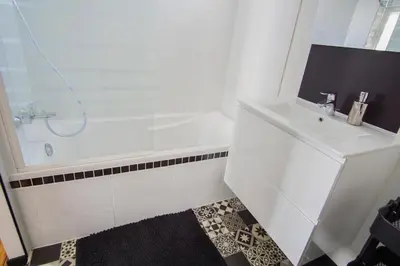 Salle de bains dans l'établissement -PICCO VERDE- Appartement avec balcon - Concarneau