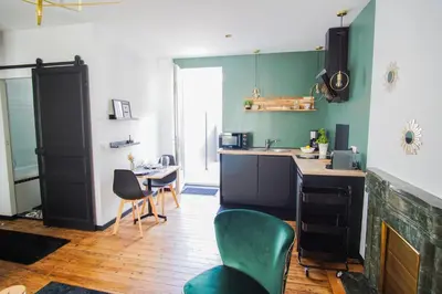 Cuisine ou kitchenette dans l'établissement -PICCO VERDE- Appartement avec balcon - Concarneau