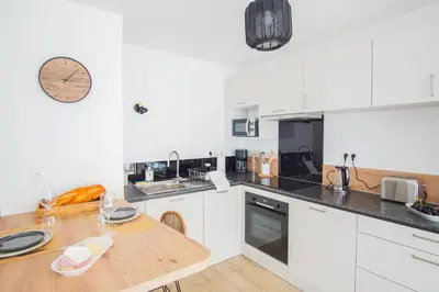 Cuisine ou kitchenette dans l'établissement -SHELBY- T2 Arriere corniche parking et terrasse