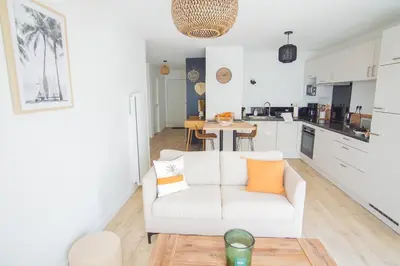 Cuisine ou kitchenette dans l'établissement -SHELBY- T2 Arriere corniche parking et terrasse