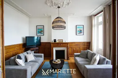 Télévision ou salle de divertissement dans l'établissement -BOSCO- Elegant T3 avec balcon et vue sur le port
