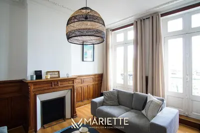 Coin salon dans l'établissement -BOSCO- Elegant T3 avec balcon et vue sur le port