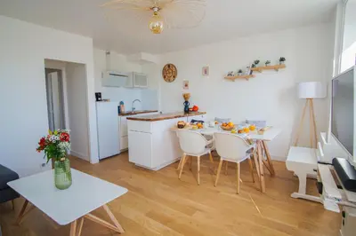 Cuisine ou kitchenette dans l'établissement -PORTO- Elegant T3 avec vue sur la ville-close