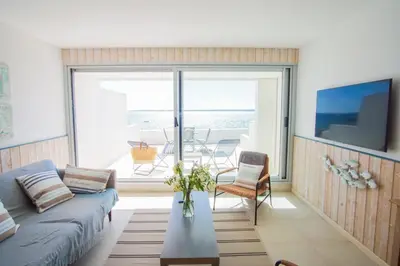 Télévision ou salle de divertissement dans l'établissement -TE MOANA- Beau T2 Bis surplombant la mer avec parking