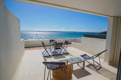 Vue générale sur la mer ou vue sur la mer prise depuis l'appartement