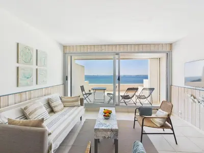 Vue générale sur la mer ou vue sur la mer prise depuis l'appartement