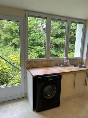 Cuisine ou kitchenette dans l'établissement repos en forêt