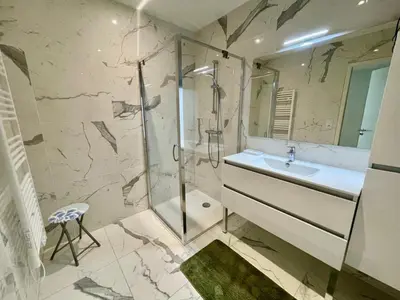 Salle de bains dans l'établissement Jolie résidence proche du centre ville