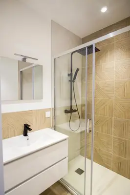 Salle de bains dans l'établissement -IRIS- Magnifique T2 renove avec balcon et parking
