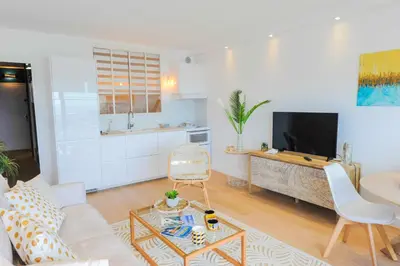 Cuisine ou kitchenette dans l'établissement -NAVY- Magnifique T1 bis les pieds dans l eau