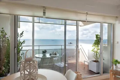 Vue générale sur la mer ou vue sur la mer prise depuis l'appartement