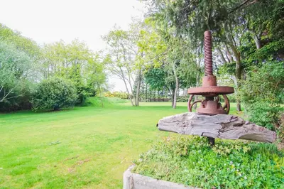 Jardin de l'établissement -PETREL- Maison de campagne avec grand jardin