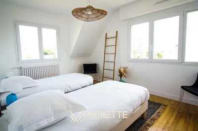 Un ou plusieurs lits dans un hébergement de l'établissement -ERNEST-Maison avec jardin a 200m des plages