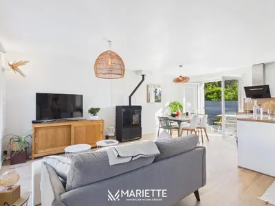 Télévision ou salle de divertissement dans l'établissement -COTTAGE- Maison chaleureuse en bord de mer