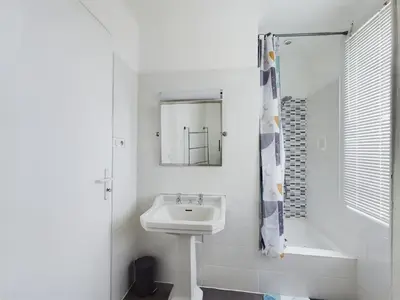 Salle de bains dans l'établissement -HARES- Maison authentique avec jardin