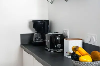 Cuisine ou kitchenette dans l'établissement -TY GWEN- Maison de ville au centre de Concarneau