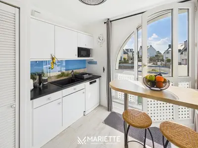 Cuisine ou kitchenette dans l'établissement -AR MEN- T2 avec terrasse vue mer - plage a 50m